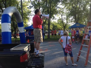 Sammy Kicklighter, making announcements before the 5k race...